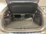 ゆったりとしたトランクルームでございます。たくさんのお荷物の車載が可能でございます。