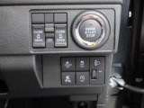 プッシュボタンスタート:かばんやポケットからキーを取り出さなくても携帯してブレーキをを踏んでボタンを押せばエンジンスタート。乗車から発進までがスムーズです。