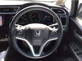 【ハンドル】運転にかかわる様々な操作を安全に行えるように視点移動が少なく、操作性に配慮されたスイッチ類が凝縮されたコックピット。