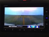 【バックカメラ】運転が苦手な方も車庫入れラクラクです!ギアをリバースに入れれば自動的に切り換わりますので、面倒な操作は不要です♪狭い駐車場もお車を傷つけず安心ですね!