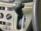 インパネシフトならハンドルからの移動距離が短く操作もスムーズ!また、足元が広くなりすっきりしますので、大柄な方でも快適にお過ごしいただけます。