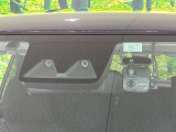 【スマートアシスト】走行中に前方の車両等を認識し、衝突しそうな時は警報とブレーキで衝突回避と被害軽減をアシスト。より安全にドライブをお楽しみいただけます。