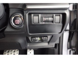キーレスアクセス&プッシュスタート。アクセスキーを携帯して運転席か助手席のドアハンドルの内側に触れるだけで開錠 ドアハンドルのセンサーに触れて施錠