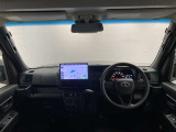シンプルながら機能性あふれる運転席周りです。使いやすいスイッチ類の配置によりとても運転しやすいですよ。