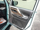 運転席のドア内部でございます。