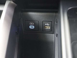 USBポート付きですので携帯等の充電もできます。