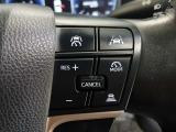 ステアリングには運転中でも簡単に操作できる各種スイッチついてます