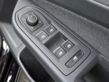 運転席ドアに集約されたパワーウィンドウスイッチで全窓をスマートに操作できます。