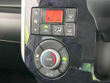 【オートエアコン】一度お好みの温度に設定すれば、車内の温度を検知し風量や温度を自動で調整。暑い&hellip;寒い&hellip;と何度もスイッチ操作をする必要はありません。快適な車内空間には必須の機能ですね♪