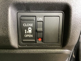 パワースライドドアが付いています。ワンタッチで簡単にお子様でも、お年寄りの方でも、開閉できますからとても便利です。キーレスや車内スイッチでも自動でドアの開閉ができます。