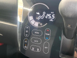 【オートエアコン】一度お好みの温度に設定すれば、車内の温度を検知し風量や温度を自動で調整。暑い&hellip;寒い&hellip;と何度もスイッチ操作をする必要はありません。快適な車内空間には必須の機能ですね♪