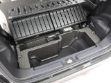 デッキボード下のラゲージアンダーボックス。シューズや洗車道具などを床下収納っぽくしまったり、ボードを開けたままフックで固定すれば、背の高い荷物も積めます。