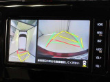 パノラミックビューモニター付きです。車両を上から見たような映像をナイゲーション画面に表示。運転席からの目視だけでは見にくい、車両周辺の状況をリアルタイムでしっかり確認できます。