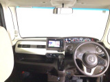 【前方視界】開放的な前方視界!運転がしやすく疲れにくいです♪窓が大きく、見通しがとっても良いおクルマですよ♪