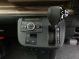 【オートエアコン】一度お好みの温度に設定すれば、車内の温度を検知し風量や温度を自動で調整。暑い&hellip;寒い&hellip;と何度もスイッチ操作をする必要はありません。快適な車内空間には必須の機能ですね