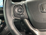 ステアリングにオーディオ操作スイッチが付いています。オーディオ画面に直接タッチしなくても操作が出来ますので、運転に集中できます。