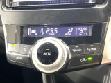 【オートエアコン】一度お好みの温度に設定すれば、車内の温度を検知し風量や温度を自動で調整。暑い&hellip;寒い&hellip;と何度もスイッチ操作をする必要はありません。快適な車内空間には必須の機能ですね♪