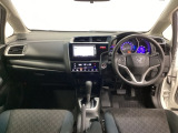 車内は光触媒抗菌消臭施工済です。インパネ周りはスタイリッシュなデザインです。グローブボックスやカップホルダーのほかにトレーなどたくさんの収納スペースが付いています。