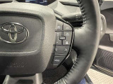 ステアリングスイッチ付きで、運転中に視線を前に向けたまま操作できます。