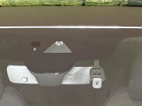 【スマートブレーキサポート】走行中に前方の車両等を認識し、衝突しそうな時は警報とブレーキで衝突回避と被害軽減をアシスト。より安全にドライブをお楽しみいただけます。