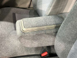 運転席横、アームレスト付きコンソールボックスです。