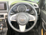 インテリアに合わせたデザインのステアリングは、運転される方のことも考え、運転しやすい形状、大きさです。是非一度、実際に触ってお確かめください。