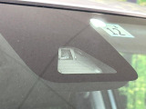 【スマートアシスト】走行中に前方の車両等を認識し、衝突しそうな時は警報とブレーキで衝突回避と被害軽減をアシスト。より安全にドライブをお楽しみいただけます。