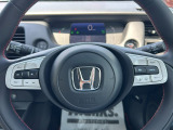 ハンドル左側にはオーディオコントローラーがついております。右側にはクルーズコントロール機能などのボタンがついており、高速道路走行時の負担を軽減します。