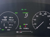 視認性に優れたメーターを採用しており、走行中でも車速や情報が分かりやすく表示されます。運転時の視線移動をむりのない範囲に抑え、快適で安心感のあるドライブをサポートします。