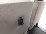 助手席シートバック荷物フック。手荷物をサッとかけたり、車内の置き傘やボックスティッシュの吊るし収納としても便利にお使いいただけます。
