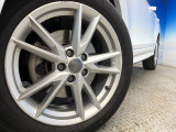 ●純正18インチアルミホイール:輸入車ならではの卓越した走りを支えるホイールと足回りです!日本車の走りに慣れている方にもぜひ体感して頂きたいほど、高いレベルでまとまっています!