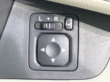 【電動格納ミラー】サイドミラーは電動格納式となっており、狭い駐車場でもキズがつくリスクを抑えられます。