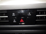 タッチコントロール式3ゾーンフルオートエアコンパネル。運転席、助手席それぞれ独立して温度管理が可能です。花粉やダストを除去するフレッシュエアフィルターも装備され、クリーンな室内環境を保ちます。