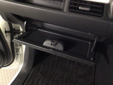 【グローブボックス】収納スペースが沢山あるので車内が散らからずに助かります。ちょっとした物を入れるのにいいですね♪