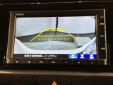 リバースギアに入れるだけで後方の表示へ切り替わります。夜間や雨の日の駐車も楽になりますよ。
