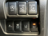 安全装備に関するボタンは運転席周りにまとめて設置されています