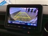 リバースギアに入れるだけで後方の表示へ切り替わります。夜間や雨の日の駐車も楽になりますよ。