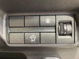 【アイドリングストップ】赤信号や渋滞で停車した際にエンジンを停止し、無駄な燃料の消費を抑えます。燃費向上や環境保護につなげる機能♪エンジンはブレーキを離せば再始動します。