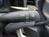 スイッチをオートに設定しておけば、車外の明るさに応じて自動的にヘッドランプを点灯・消灯します。夕暮れ時やトンネルの続く山道などを走行する時に便利なコンライトを装備しています。