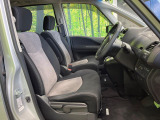 運転席まわりには十分なスペースがあり、大柄な方でもゆったり運転していただける環境です。