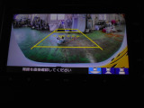 バックカメラの画像です。ガイドラインがスムースな車庫入れをサポートいたします。車庫入れの安心感がアップしますね。