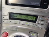 【オートエアコン】一度お好みの温度に設定すれば、車内の温度を検知し風量や温度を自動で調整。暑い&hellip;寒い&hellip;と何度もスイッチ操作をする必要はありません。快適な車内空間には必須の機能ですね♪