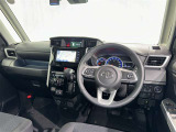 運転席まわりです。 各操作スイッチは使いやすい位置に配置されてます。