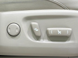 【運転席8WAYパワーシート】リクライニングからシートリフターまで、スイッチ一つで簡単にシートの微調整が可能!自分に最適なシートポジションにセットして、快適なドライブをお楽しみください。