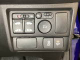 リアドアは乗り降りに便利な両側電動スライドドアです。また運転席に座っていながらスイッチ操作で自在にスライドドアを開け閉めできます。またVSA解除スイッチなども周辺に装備しています。