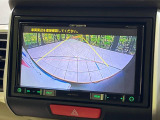 【バックカメラ】駐車時に後方がリアルタイム映像で確認できます。大型商業施設や立体駐車場での駐車時や、夜間のバック時に大活躍!運転スキルに関わらず、今や必須となった装備のひとつです!