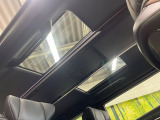【左右独立ムーンルーフ】ガラスルーフ搭載で車内の解放感が一気にアップ!開放的なドライブをお楽しみいただけます。
