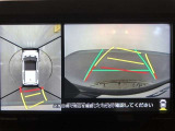 《パノラマモニター》車両の前後左右に搭載した4つのカメラにより、クルマを真上から見ているような映像を表示。運転席から確認しづらい車両周辺の状況の把握が可能です。