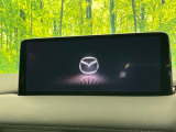 【10.25インチマツダコネクト】車内の雰囲気にマッチした大型ディスプレイ。スマホ接続でのナビ使用やBluetooth再生等、様々な機能が楽しめます。直感的なダイヤル操作が可能で、使い勝手も良好です。
