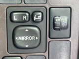 【電動格納ミラー】サイドミラーは電動格納式となっており、狭い駐車場でもキズがつくリスクを抑えられます。